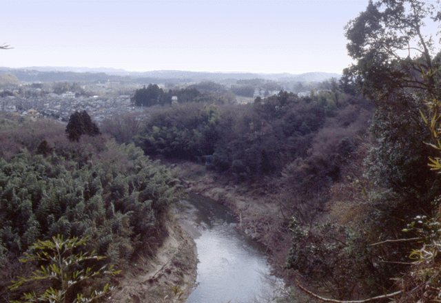 木々の間に川が流れている写真 佐是城跡1