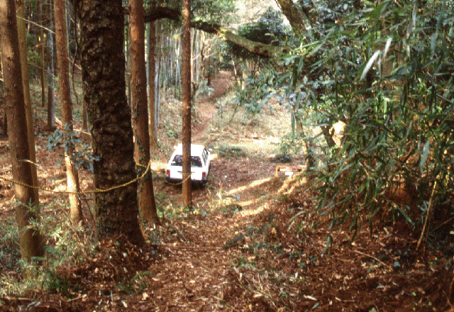 山の斜面に白い車がある写真 佐是城跡2
