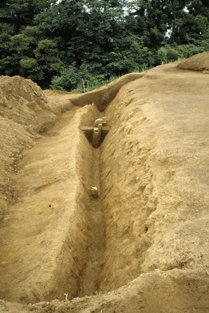 大厩浅間様古墳下層遺跡で発掘されたV字型に掘られた環濠と見られる溝の写真