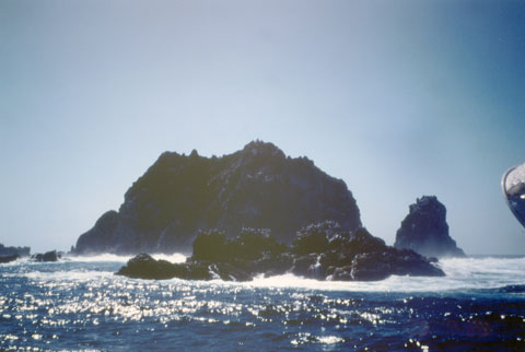 荒波の寄せる恩馳島の写真