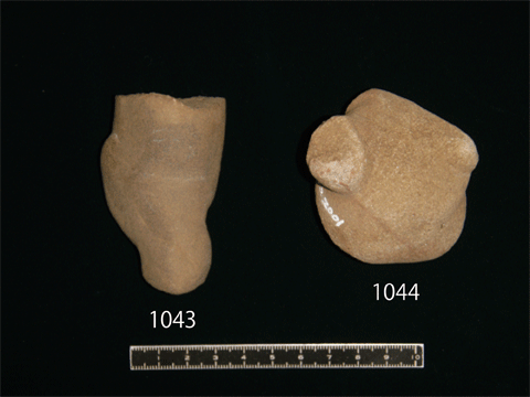 それぞれ1043と1044とラベルが付記されている用途不明として報告した祇園原貝塚出土の石器の表面の写真