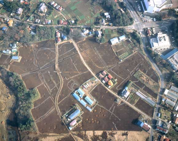 上空から見下ろした村上遺跡群の写真