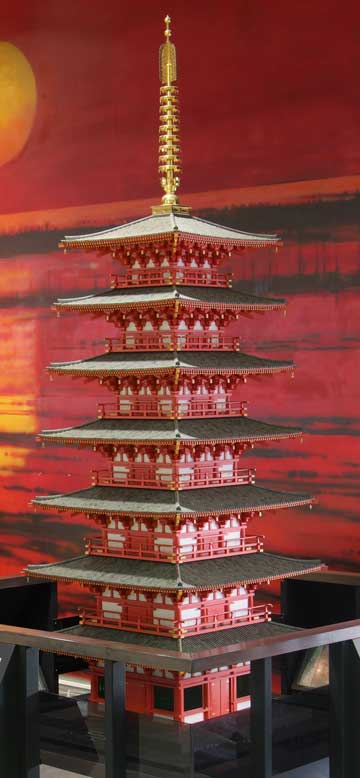 市原市役所ロビーに展示される上総国分僧寺の七重塔の模型の写真