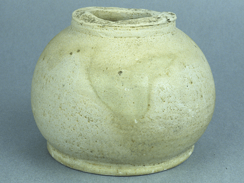 丸い花瓶の様な形をしており、上部が欠けている薄緑色の壺の写真