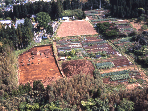 畑や墓地、雑木林に囲まれた月崎寺の台遺跡の上からの撮られた写真