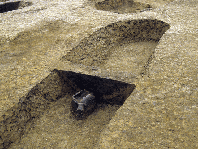 山田大宮遺跡から黒い土器が出土している写真