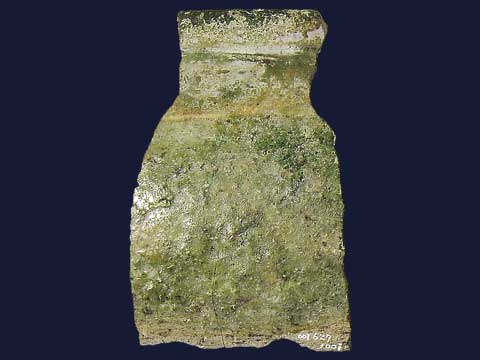 紺色の背景に、苔のような緑色やベージュなどの色味を帯びて、いびつな長方形をした陶器の破片の写真